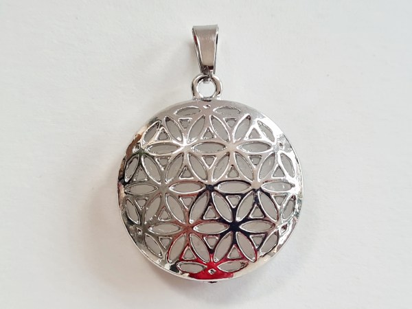 pendentif cristal de roche et fleur de vie